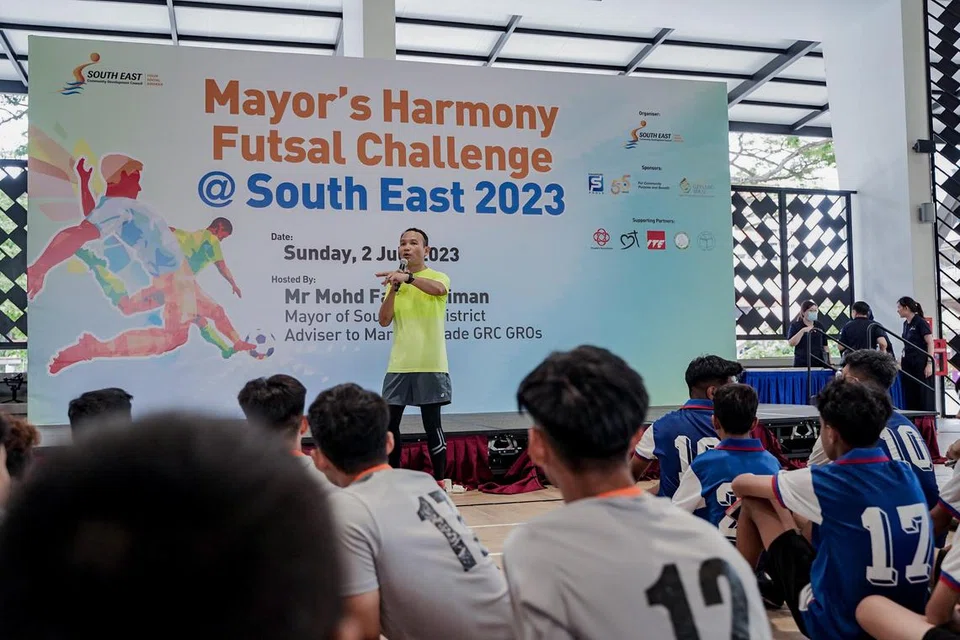 DEMI PERPADUAN: Mayor CDC South East, Encik Fahmi Aliman, menyertai peserta semasa Cabaran Futsal Harmoni Mayor yang diadakan di Anjung @ Wisma Geylang Serai pada 2 Julai.