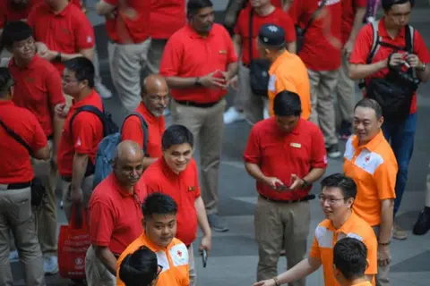 Pengerusi Parti Demokratik Singapura (SDP), Encik Paul Tambyah (kiri), dan Setiausaha Agung Parti Perpaduan Nasional (NSP), Encik Spencer Ng (kanan), dilihat bersama anggota parti dan sukarelawan mereka di Kampung Admiralty pada 6 April.