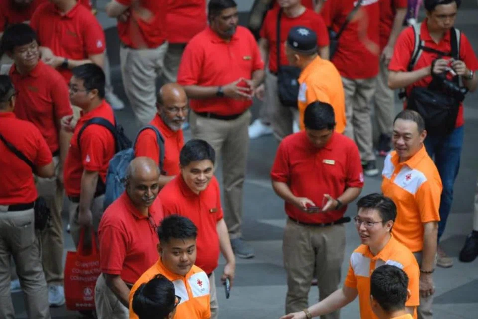Pengerusi Parti Demokratik Singapura (SDP), Encik Paul Tambyah (kiri), dan Setiausaha Agung Parti Perpaduan Nasional (NSP), Encik Spencer Ng (kanan), dilihat bersama anggota parti dan sukarelawan mereka di Kampung Admiralty pada 6 April.