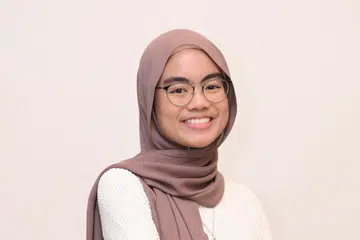 Cik Fatin Nur Syaza Rosli, 23 tahun, berterima kasih kerana bantuan Subsidi Yuran Tuisyen Pengajian Tinggi (TTFS) telah meringankan beban kewangan keluarganya. Ini membolehkan beliau memberi tumpuan kepada pengajian, penglibatan masyarakat dan kegiatan kokurikulum (CCA) tanpa perlu memikirkan hal kewangan.