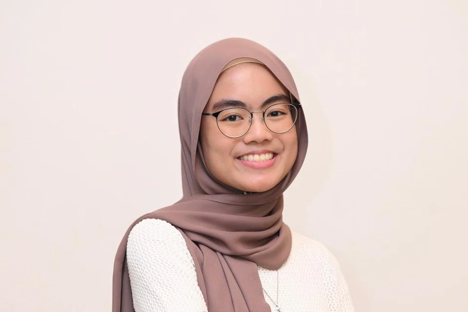 Cik Fatin Nur Syaza Rosli, 23 tahun, berterima kasih kerana bantuan Subsidi Yuran Tuisyen Pengajian Tinggi (TTFS) telah meringankan beban kewangan keluarganya. Ini membolehkan beliau memberi tumpuan kepada pengajian, penglibatan masyarakat dan kegiatan kokurikulum (CCA) tanpa perlu memikirkan hal kewangan.