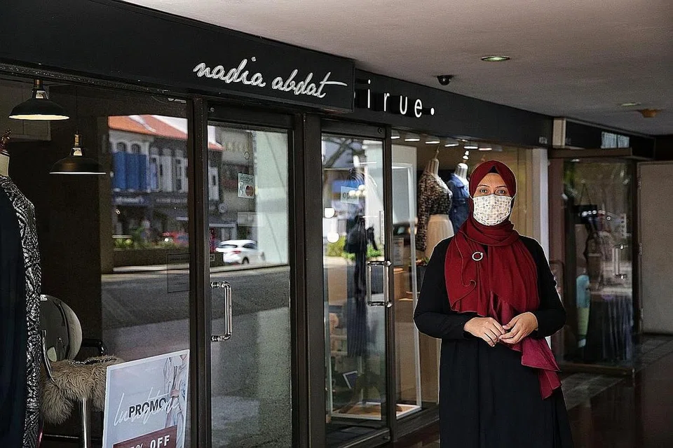 TERJEJAS: Cik Nadiah Abdat di luar tiga kedainya yang terpaksa ditutup akibat langkah pemutus litar. Beliau yang menjual produknya dalam talian juga menyatakan penjualan agak lemah. - Foto Ihsan NADIAH ABDAT