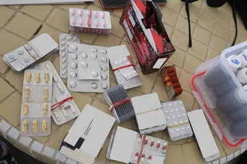 CONTOH UBAT PRESKRIPSI: Lebih 4,600 penyenaraian produk kesihatan haram, antaranya ubat preskripsi (kiri), yang disiarkan di laman e-dagang tempatan telah dipadam oleh Penguasa Sains Kesihatan susulan operasi lapan hari yang diselaraskan Interpol.