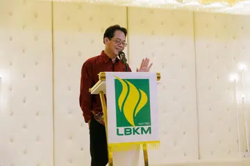 Presiden Lembaga Biasiswa Kenangan Maulud (LBKM), Encik Abdul Rohim Sarip, mengumumkan pelancaran Geran Bantuan Pelajar Madrasah LBKM sempena Majlis Anugerah Madrasah LBKM ke-10 yang diadakan di Istana Ballroom, Kinex, Tanjong Katong, pada 3 Julai.