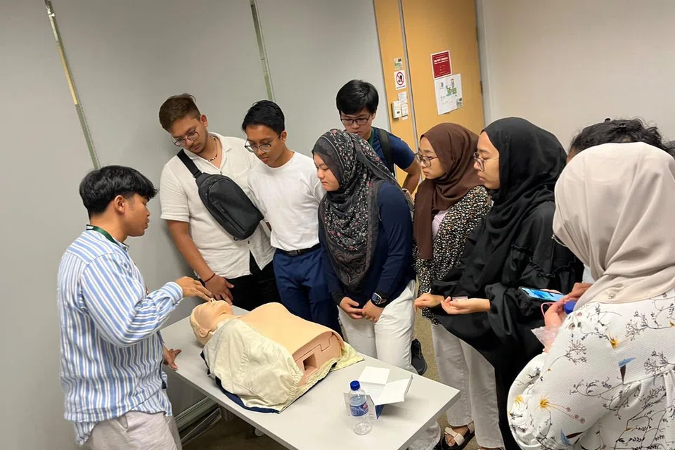 Para peserta yang sertai Program Pendekatan Penjagaan Kesihatan Muslim (MHOP) akan diberi pendedahan serta kegiatan praktikal yang membolehkan mereka mencuba beberapa prosedur perubatan asas, memberi pelajar gambaran yang lebih realistik tentang suasana kerja di dunia kesihatan, dari rawatan pesakit hingga kendalian peralatan.
