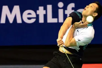 TANGKAS BERGERAK: Pemain Hongkong, Hu Yun, membuat pukulan tajam semasa kemenangannya ke atas pemain India, Parupalli Kashyap, semalam. - Foto: ZAINAL YAHYA