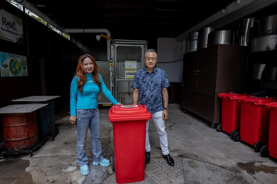 INISIATIF MESRA ALAM: Rasel Catering Singapore, yang diasaskan bersama pengarah kreatif, Cik Chris Loh, dan pengarah pengurusan, Encik Alan Tan, mempunyai kemudahan mengitar semula di premisnya di Pandan Loop. 