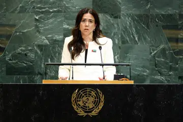 Pembantu Menteri Hal Ehwal Politik merangkap Utusan Khas Menteri Luar Amiriah Arab Bersatu (UAE), Cik Lana Nusseibeh, menyampaikan ucapan di hadapan Perhimpunan Agung Pertubuhan Bangsa-Bangsa Bersatu (PBB) di ibu pejabat badan dunia itu di New York pada 27 September 2025. Cik Nusseibeh, pegawai UAE berdarah Palestin, kini calon menggantikan Setiausaha Agung PBB, Encik António Guterres. Jika berjaya, beliau bakal menjadi wanita pertama menerajui badan dunia itu.
