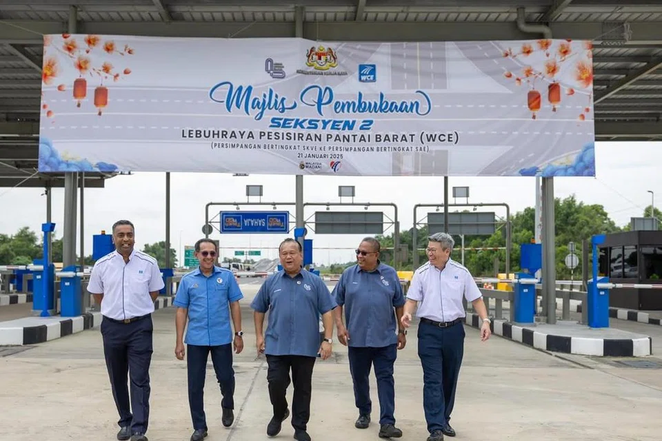 Menteri Kerja Raya Malaysia, Datuk Seri Alexander Nanta Linggi (tengah), selepas merasmikan pembukaan Seksyen 2 Lebuhraya Pesisiran Pantai Barat (WCE) di Klang, Selangor, pada 21 Januari. 