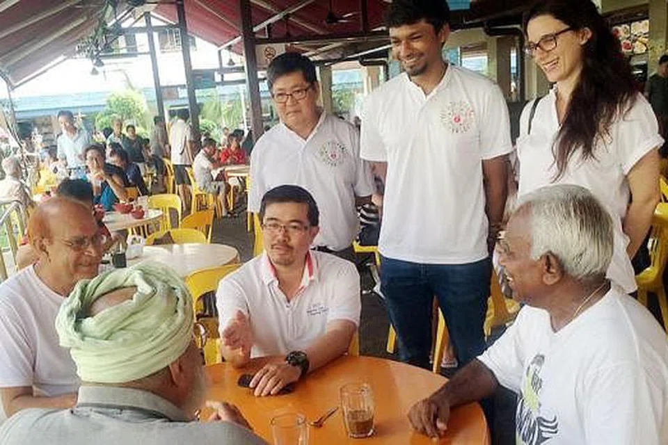 MULA AWAL: Seawal 8 pagi semalam, Encik Zainal (duduk, dua dari kiri) yang ditemani para aktivis PAP yang lain telah bertemu dan beramah mesra dengan para penduduk di sekitaran kejiranannya. - Foto FARID HAMZAH