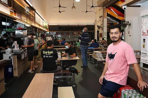 'PENGIKTIRAFAN HEBAT': Jika budaya penjaja diterima dalam senarai Unesco, penjaja seperti pemilik gerai Nasi Lemak Ayam Taliwang, Encik Mohammed Noorman Mubarak Ahmad (kanan), menyifatkannya sebagai satu pengiktirafan besar bagi golongan peniaga sepertinya. - Foto BH oleh KHALID BABA