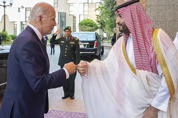 PERTEMUAN DUA PEMIMPIN: Encik Joe Biden melagakan buku lima dengan Putera Mohammed bin Salman dalam perjumpaan di Jeddah kelmarin. - Foto EPA-EFE