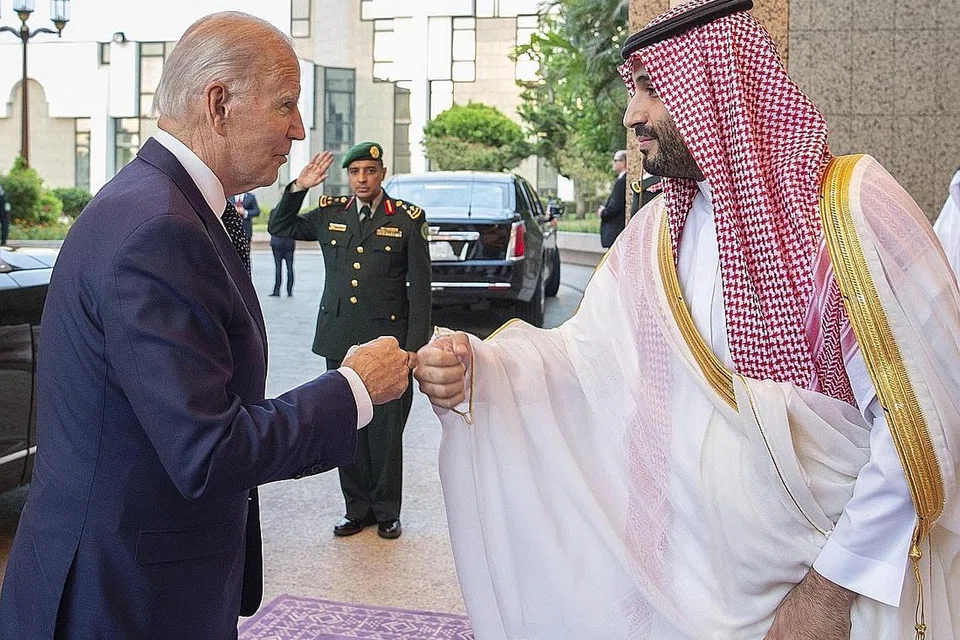 PERTEMUAN DUA PEMIMPIN: Encik Joe Biden melagakan buku lima dengan Putera Mohammed bin Salman dalam perjumpaan di Jeddah kelmarin. - Foto EPA-EFE