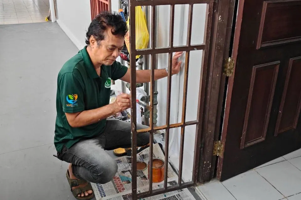 Selain mengemas dan membersih rumah, Encik Azhari Shariff juga melakukan kerja-kerja mengecat dinding dan pagar pintu.
