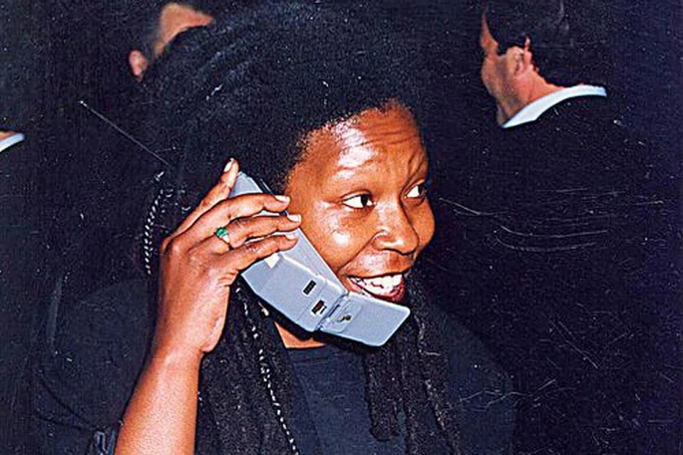  Telefon bimbit 'lipat' atau dipanggil 'Clamshell'.
