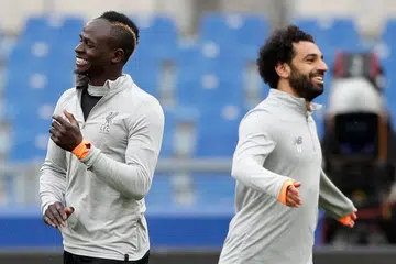 WAJAH-WAJAH YAKIN: Sadio Mane (kiri) sempat berseloroh dengan rakan penyerang, Mohamed Salah, di padang latihan pasukan menjelang pertarungan akhir Liga Juara-Juara menentang Real Madrid. - Foto REUTERS