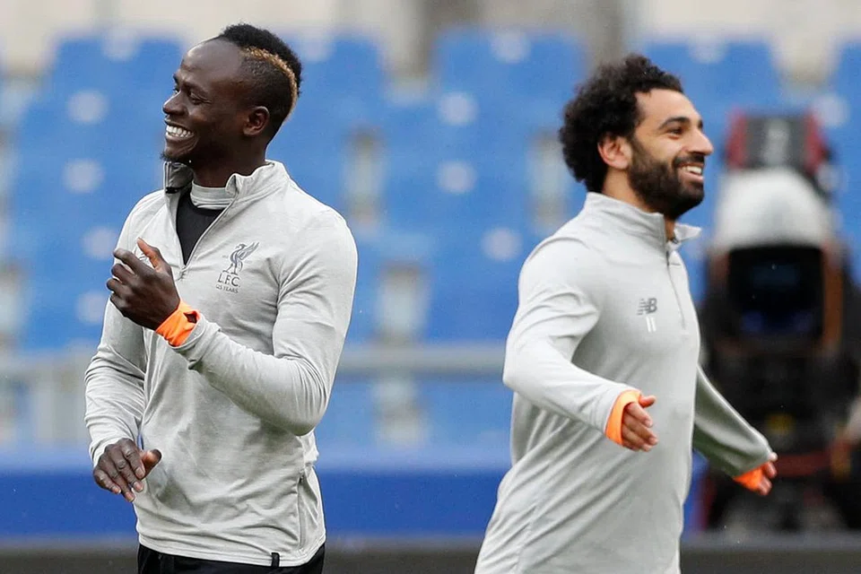 WAJAH-WAJAH YAKIN: Sadio Mane (kiri) sempat berseloroh dengan rakan penyerang, Mohamed Salah, di padang latihan pasukan menjelang pertarungan akhir Liga Juara-Juara menentang Real Madrid. - Foto REUTERS