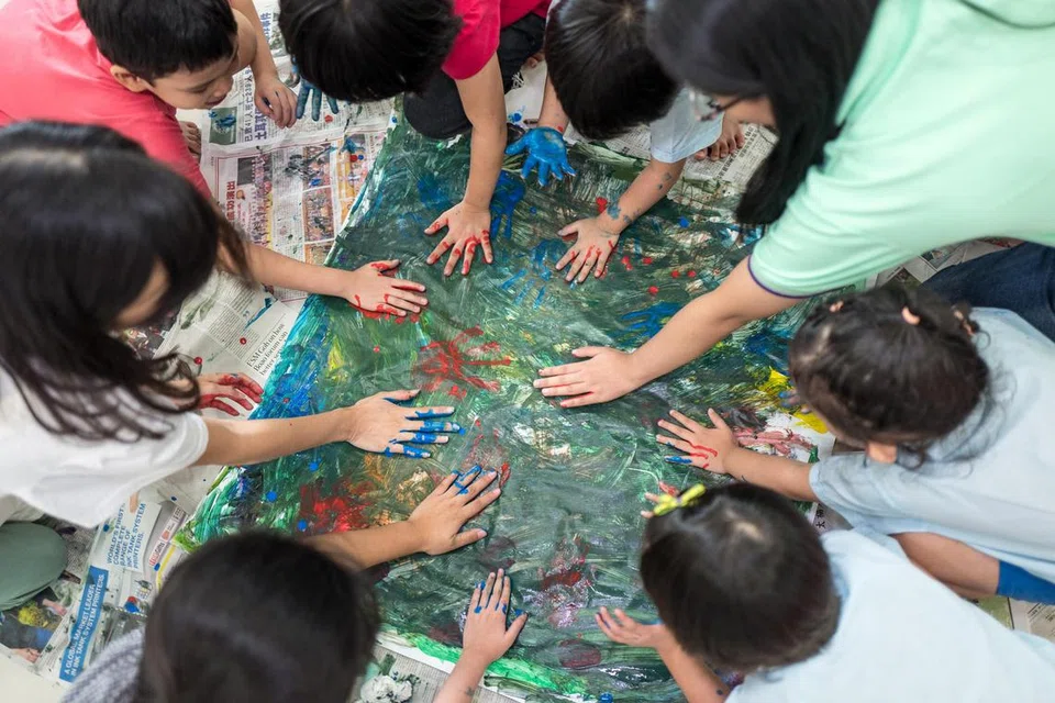 MENDIDIK: Guru yang sentiasa memberi inspirasi kepada murid-muridnya (Gambar hiasan)