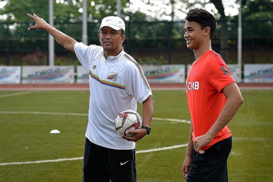 KE MANA TUMPAH KUAH KALAU TIDAK KE NASI: Ikhsan (kanan) bersama bapanya, Fandi Ahmad, semasa latihan dalam gambar yang diambil sekitar lima tahun lalu. - Foto fail 