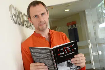 TERTARIK DENGAN KEHIDUPAN BEKAS PELAUT MELAYU: Profesor Bunnell dengan bukunya, 'From World City To The World in One City - Liverpool Through Malay Lives' - Foto JOHARI RAHMAT