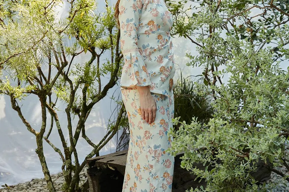 Fesyen Raya yang ditawarkan butik Inai & Co ini menampilkan pakaian Melayu tradisional seperti kebaya dan baju kurung yang disertakan dengan corak motif berwarna cerah dan terang.