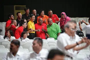 TERUS MAJUKAN PEKERJA: Anggota kesatuan pekerja, mengambil kesempatan untuk bergambar bersama Encik Chan selepas Rapat Hari Pekerja di Down Town East semalam. - Foto BH oleh KEVIN LIM