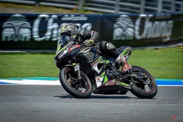LIGAT DI LITAR: Filippo Lozzi (kanan) beraksi di Litar Antarabangsa Chang sewaktu perlumbaan OR Bric Superbike Series baru-baru ini. - Foto-Foto ihsan FILIPPO LOZZI 