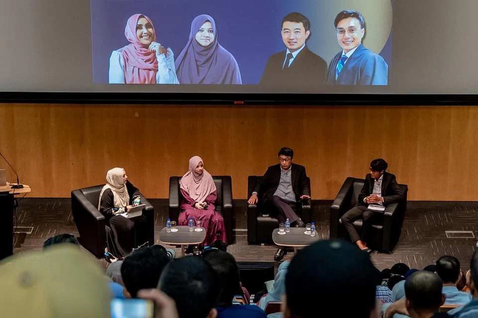TIMBA PENGETAHUAN: Orang ramai mendengar panel perbincangan oleh penceramah undangan - (dari kanan) Encik Ezra Bunyamin; Encik Sani Hamid, dan Ustazah Shameem Sultanah. Perbincangan itu dikendalikan selebriti dan ejen hartanah, Pengarah Divisyen ERA Realty Network, Cik Nona Kirana. - Foto BM oleh NUR DIYANA TAHA