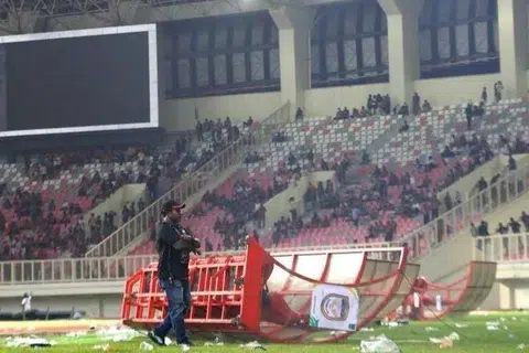rusuhan bola sepak indonesia, papua, keselamatan bola sepak