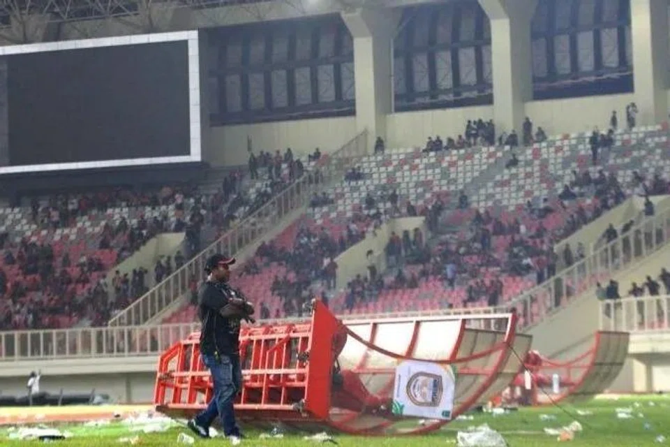 Penyokong turun ke padang ketika tercetus kekecohan selepas perlawanan ‘play-off’ atau penentuan kenaikan Liga 2 antara Persipura Jayapura dan Adhyaksa FC Banten di Stadium Lukas Enembe, Jayapura, Papua, pada 8 Mei 2026.