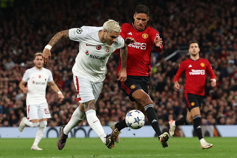 TEBUS KEGAGALAN: Penyerang Mauro Icardi (jersi putih) menebus kegagalannya memanfaatkan sepakan penalti dengan menjaringkan gol ketiga Galatasaray, yang membawa kepada kemenangan 3-2 ke atas Manchester United dalam perlawanan Liga Juara-Juara di Old Trafford.  