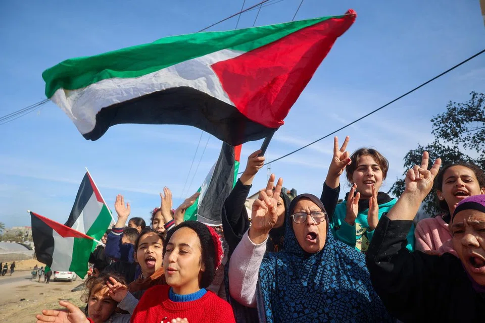Para penduduk Palestin kembali ke Rafah, di selatan Jaluran Gaza pada 19 Januari menyusuli perjanjian gencatan senjata yang sepatutnya dilaksana pada 19 Januari antara Israel dengan Hamas. 