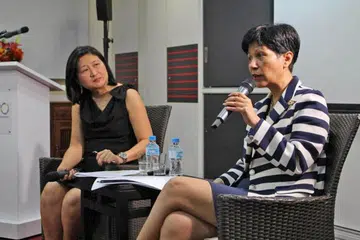DENGAR PANDANGAN: Cik Indranee (kanan) akur aturan fleksibel di tempat kerja boleh memanfaatkan bukan saja wanita yang bekerja, malah majikan juga. - Foto SCWO