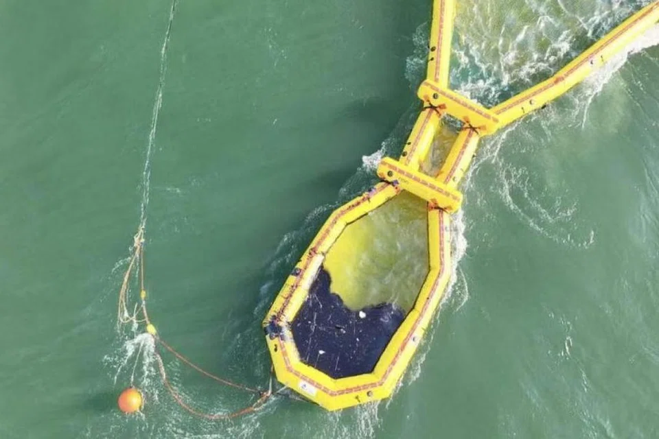 Tumpahan minyak yang dibersihkan oleh sistem ‘Current Buster’ di luar Rizab Alam Semula Jadi Labrador pada 17 Jun.