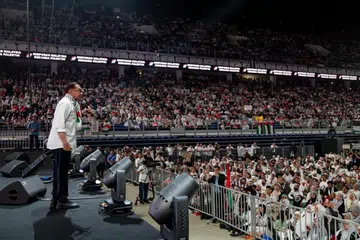 DUKUNG PALESTIN: Perdana Menteri Malaysia, Datuk Seri Anwar Ibrahim, menyampaikan ucapan di hadapan ribuan hadirin Himpunan Malaysia Bersama Palestin, yang membanjiri Axiata Arena Bukit Jalil, Kuala Lumpur, pada Selasa malam.