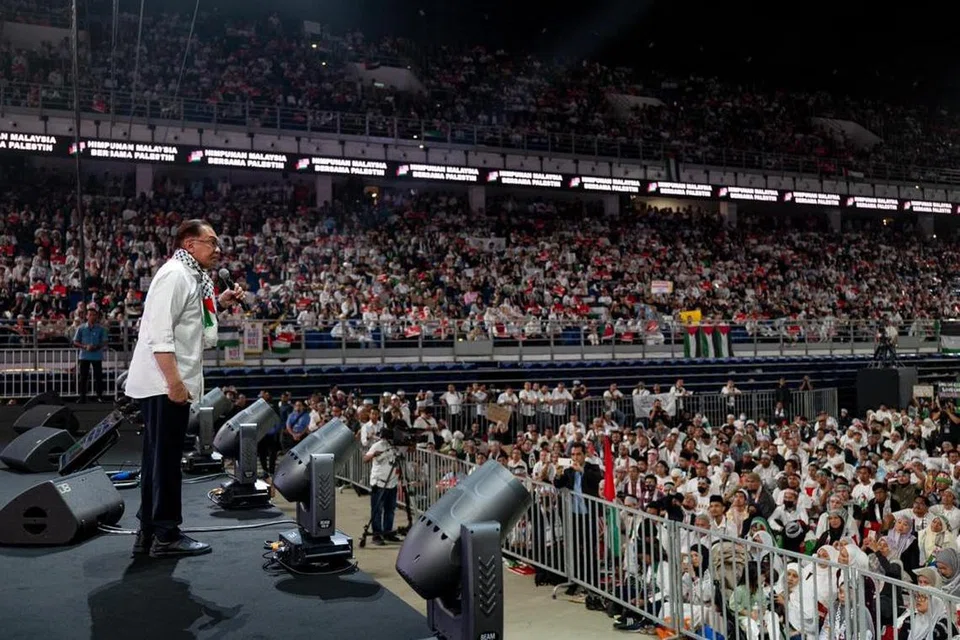 DUKUNG PALESTIN: Perdana Menteri Malaysia, Datuk Seri Anwar Ibrahim, menyampaikan ucapan di hadapan ribuan hadirin Himpunan Malaysia Bersama Palestin, yang membanjiri Axiata Arena Bukit Jalil, Kuala Lumpur, pada Selasa malam.