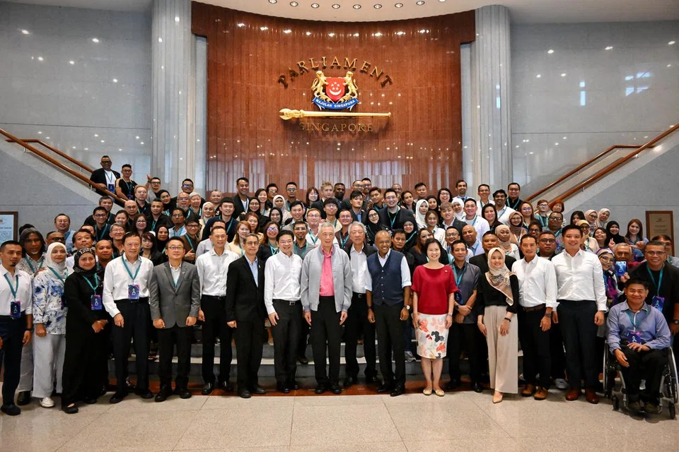Sekitar 120 bekas penagih dadah dan serta ahli keluarga mereka diundang  menghadiri sesi di parlimen pada 8 Mei sempena kenyataan menteri mengenai keadaan dadah di sini.