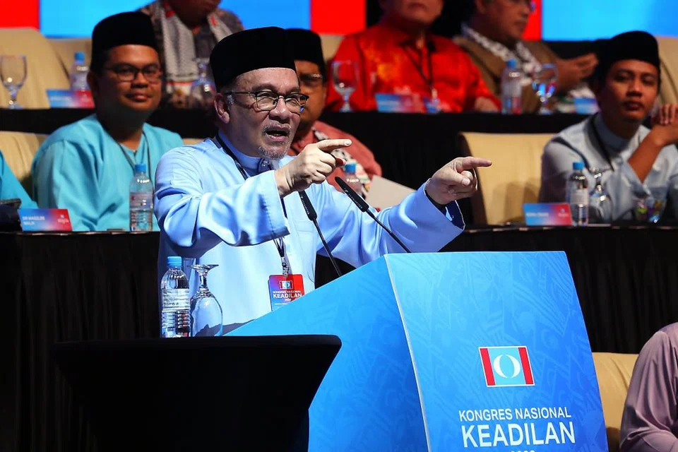JANJI PERANG KEMISKINAN: Datuk Seri Anwar Ibrahim berikrar membasmi kemiskinan yang melarat dan membaiki sekolah serta klinik usang walaupun beliau kerap menerima aduan yang meningkat mengenai kadar inflasi yang tinggi.