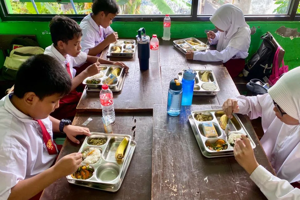 Murid dari Sekolah Rendah Negeri Slipi 15 di Jakarta, Indonesia, menerima hidangan makanan berzat percuma sejak ia dilancarkan pada 6 Januari 2025.