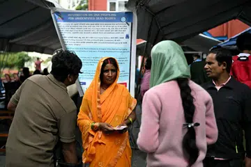 Anggota keluarga mendaftarkan maklumat dengan polis sebelum memberikan sampel darah bagi ujian DNA untuk membantu mengenal pasti saudara-mara yang hilang akibat banjir besar, di Hospital Polis Nepal di Kathmandu. Sebanyak 1,451 mayat telah ditemukan, manakala 4,655 orang masih hilang ketika Nepal mempergiat analisis DNA dalam operasi pengecaman mangsa.