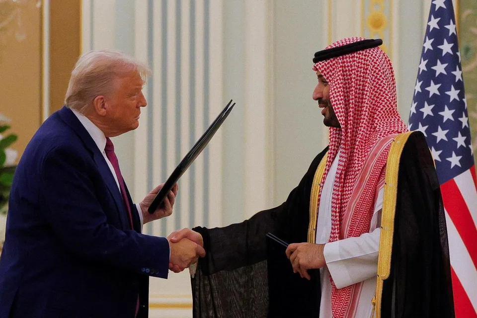 Presiden Amerika Syarikat, Donald Trump, dan Putera Mahkota merangkap Perdana Menteri Arab Saudi, Mohammed bin Salman, berjabat tangan semasa majlis menandatangani Memorandum Persefahaman (MoU) di Istana Diraja, Riyadh, Arab Saudi, pada 13 Mei 2025.
