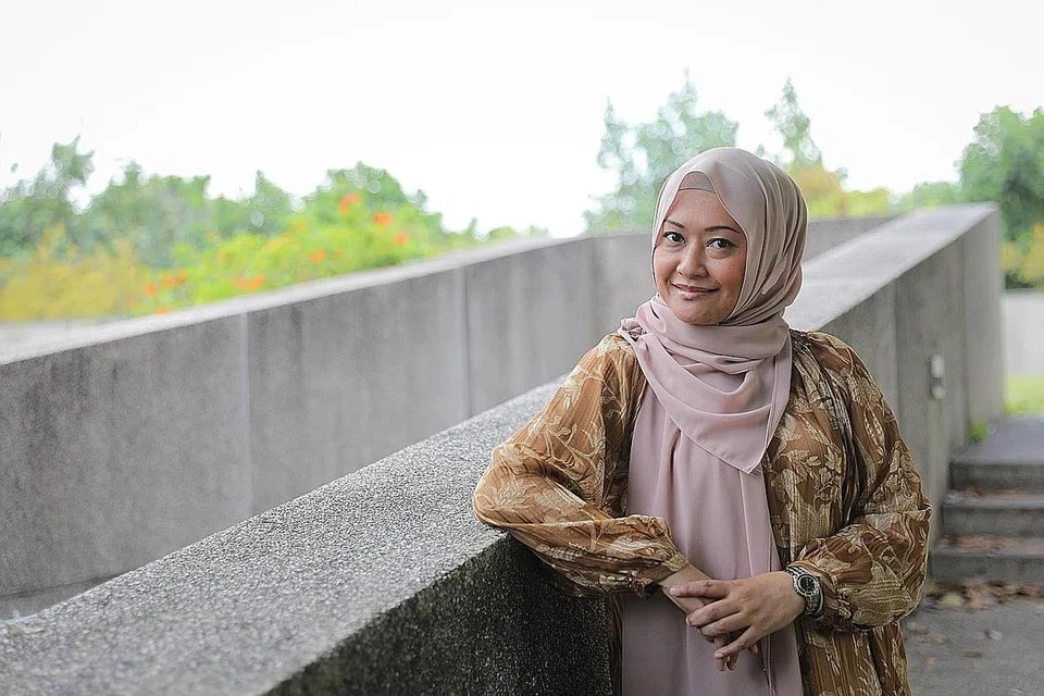 BIMBING AHLI KE ARAH POSITIF: Bagi Cik Noorfarahin, dalam tempoh pandemik Covid-19 ini, tugas pemimpin kesatuan menjadi lebih kritikal dan penting kerana mereka perlu membimbing ahli yang terjejas ke arah positif. - Foto BH oleh ONG WEE JIN