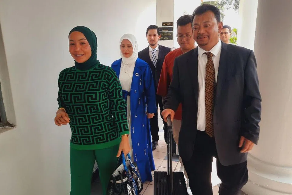 Usahawan wanita, Mariyah Yaakob, yang digelar ‘Makcik Kemboja’ didenda RM40,000 ($12,146) oleh Mahkamah Sesyen Ayer Keroh, Melaka, pada 6 Disember, kerana menghina Melayu malas pada 2023.