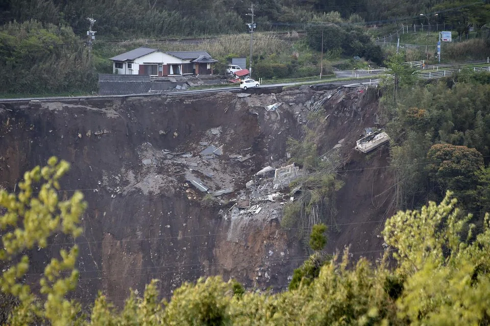 JALAN RAYA RUNTUH: Gambar menunjukkan runtuhan jalan raya di kawasan Minami-Aso, wilayah Kumamoto. Banyak kawasan di wilayah ini teruk terjejas dek dua gegaran gempa bumi besar yang melanda selatan Jepun. - Foto-foto AFP