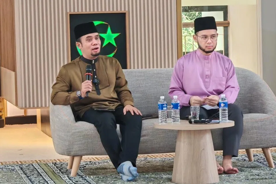 Syarahan Perdana bersama Ustaz Elyas Ismail (kiri) dan Pegawai Dakwah Masjid Al-Amin, Ustaz Abd Rashid Suhaimi, merupakan antara program keagamaan yang dianjurkan oleh Masjid Al-Amin. 