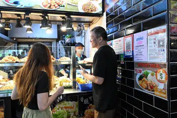 MENINGKAT AKSES HIDANGAN BAJET: Orang ramai digalak memberi candangan yang kemudiannya akan dikongsi secara progresif di laman web BudgetMealGoWhere yang menyediakan penyenaraian kedai kopi HDB yang menawarkan pilihan hidangan bajet di seluruh Singapura. 