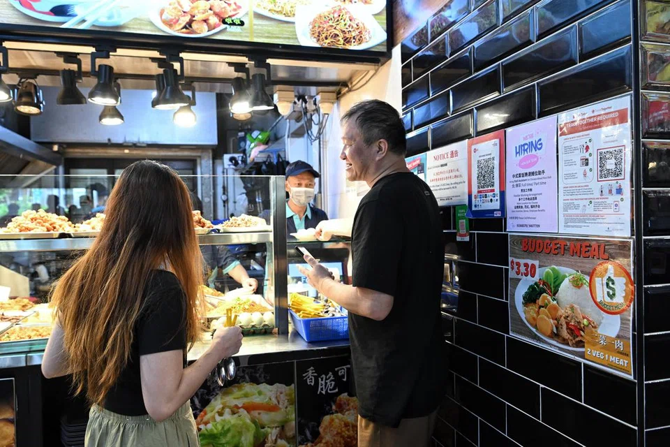 MENINGKAT AKSES HIDANGAN BAJET: Orang ramai digalak memberi candangan yang kemudiannya akan dikongsi secara progresif di laman web BudgetMealGoWhere yang menyediakan penyenaraian kedai kopi HDB yang menawarkan pilihan hidangan bajet di seluruh Singapura. 