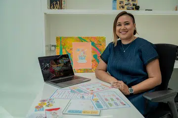 PERTINGKAT KEMAHIRAN KANAK-KANAK: Dek kurangnya kandungan pendidikan bermutu dalam bahasa Melayu buat kanak-kanak, Cik Rafidah Jalil memutuskan membentuk syarikatnya sendiri, Steamsel Edutainment pada 2022, dan membangunkan program digital dwibahasa yang disampaikan dalam bahasa Inggeris dan Melayu dipanggil, Program Teknologi Pendidikan Kak Fifi dan Mimi. 