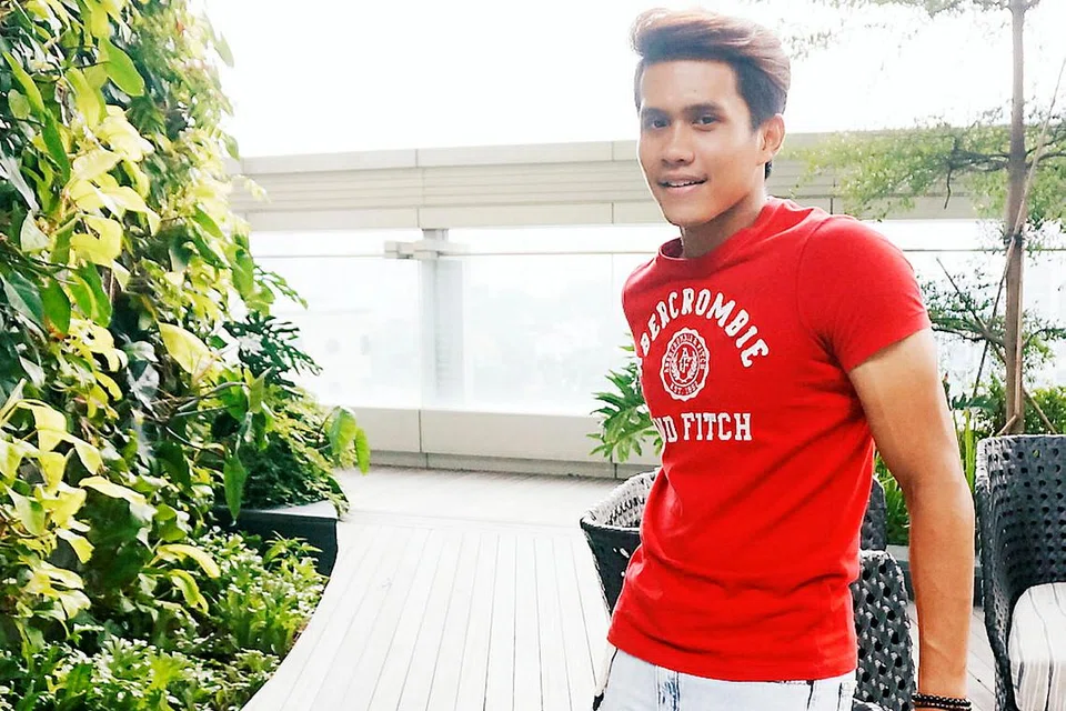 DALAM KELASAKAN ADA KELEMBUTAN: Encik Fadli Kamsani suka 'mempertahankan' bahasa yang digunakan dalam silat, misalnya 'bunga-bunga' dan 'kuda-kuda'. - Foto ihsan FADLI KAMSANI