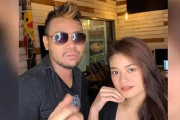 DUET LAGU PATRIOTIK: Penyanyi dan penggubah lagu Awi Rafael berduet dengan Sarah Fazny bagi lagu patriotik 'Ayuh Kita Merdeka'. - Foto INSTAGRAM SARAH FAZNY